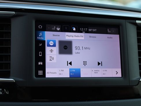 Used 2023 Chrysler Voyager LX image 27