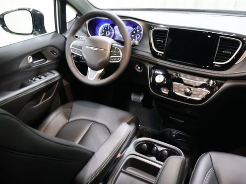 New 2027 Chrysler Pacifica Select FWD image 18