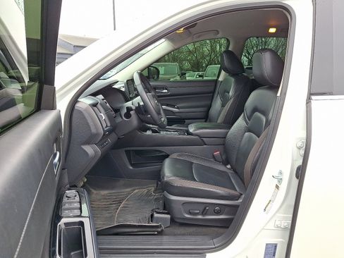 Certified 2023 Nissan Pathfinder SL w/ Black Appearance Package AWD/4WD image 16