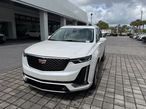 Used 2023 Cadillac XT6 Premium Luxury FWD image 2