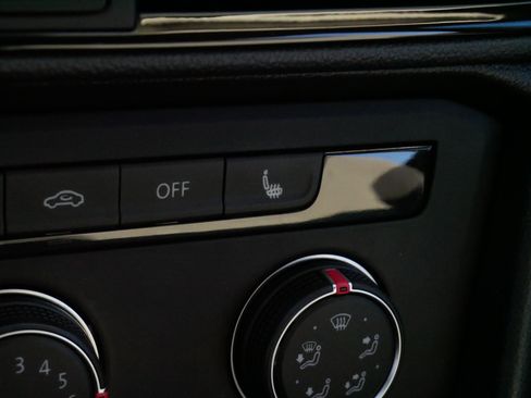 Certified 2022 Volkswagen Taos SE image 32