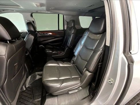 Used 2019 Cadillac Escalade ESV Luxury AWD/4WD image 18