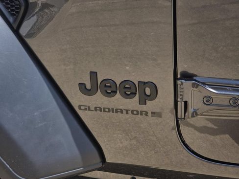 Used 2024 Jeep Gladiator Sport AWD/4WD image 8
