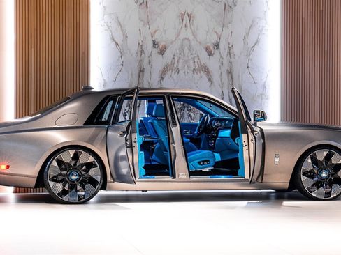 Used 2025 Rolls-Royce Phantom Sedan image 3