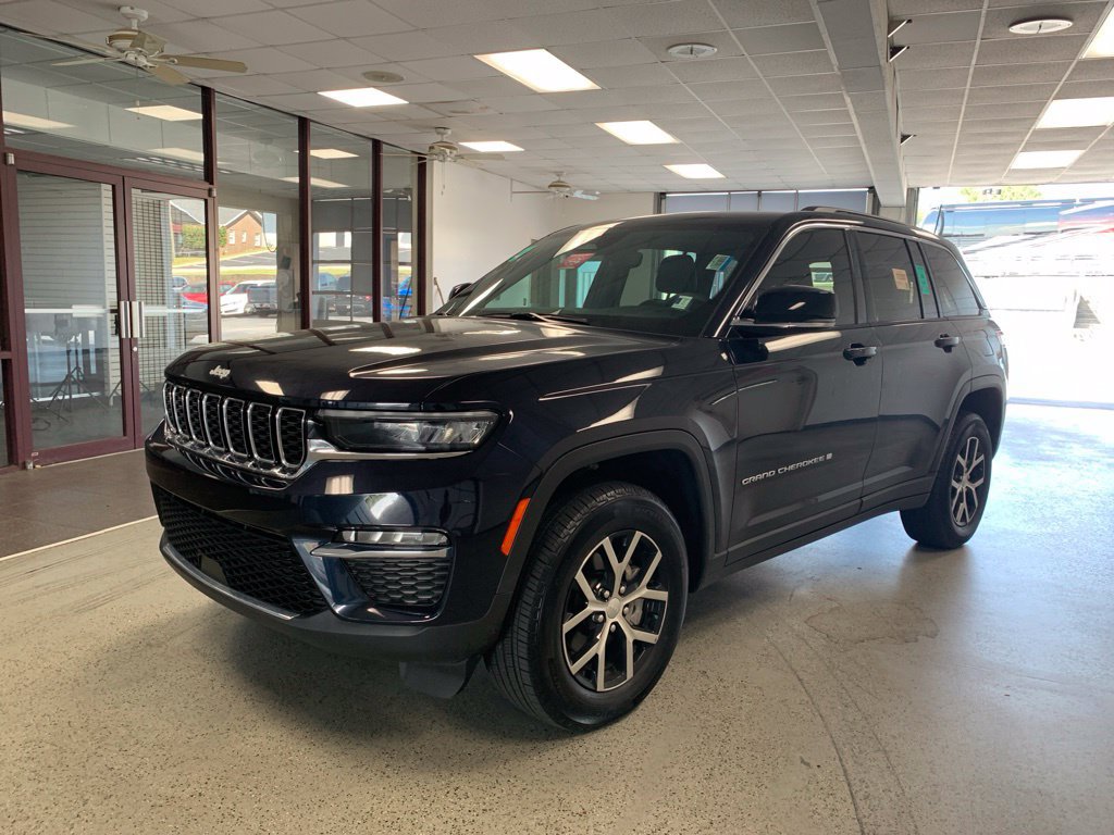 Used 2024 Jeep Grand Cherokee Limited w/ Trailer Tow Package AWD/4WD image 3