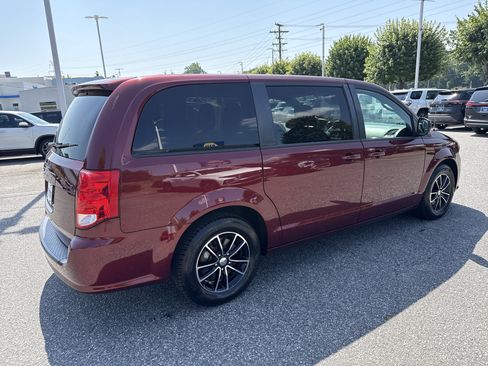 Used 2019 Dodge Grand Caravan SE FWD image 10