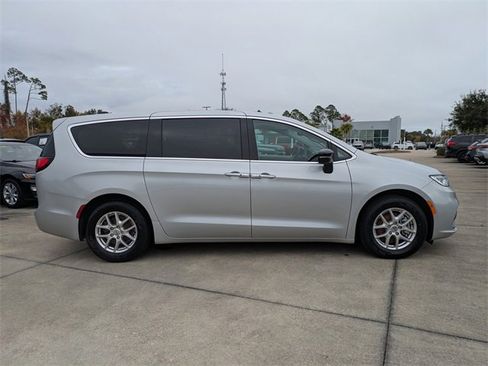 Used 2024 Chrysler Pacifica Touring-L image 3