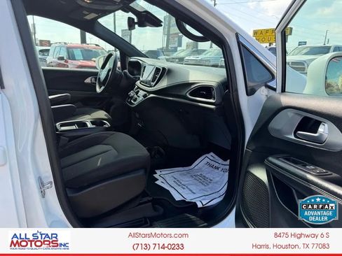 Used 2022 Chrysler Pacifica Touring FWD image 14