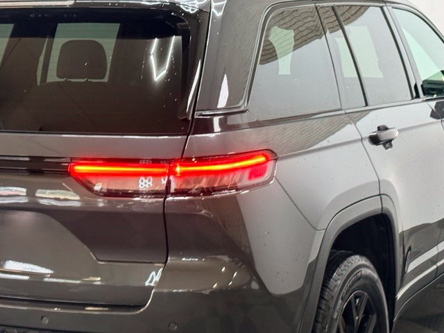 Certified 2024 Jeep Grand Cherokee Altitude AWD/4WD image 12