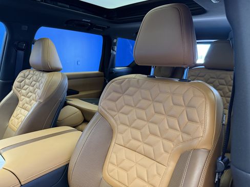 Used 2025 Nissan Armada Platinum Reserve AWD/4WD image 13