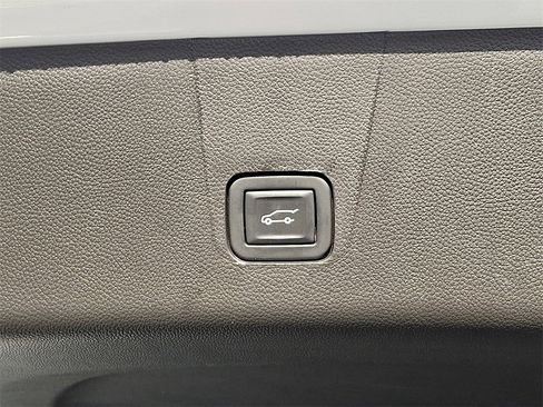 Used 2023 Chevrolet Traverse RS image 34