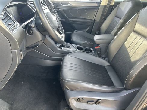 Used 2023 Volkswagen Tiguan SE w/ Panoramic Sunroof Package FWD image 16