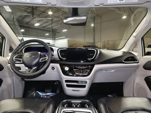 Used 2024 Chrysler Pacifica Touring-L FWD image 27