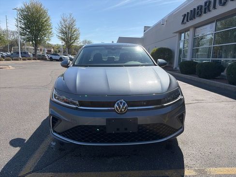 Certified 2025 Volkswagen Jetta SE FWD image 3