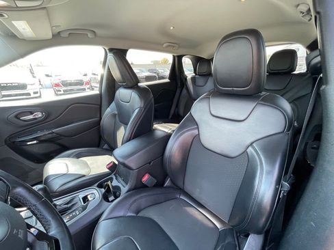 Used 2020 Jeep Cherokee Latitude Plus AWD/4WD image 17