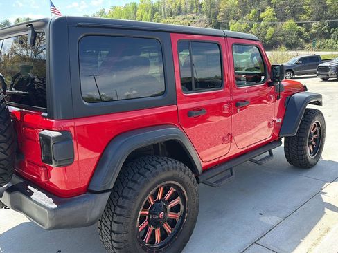 Used 2018 Jeep Wrangler Unlimited Sport S AWD/4WD image 3