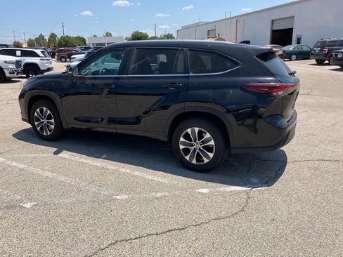 Used 2025 Toyota Highlander XLE FWD image 6