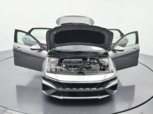 Used 2025 Hyundai Elantra Limited FWD image 47