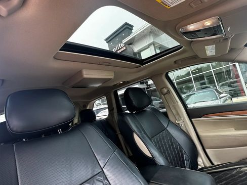Used 2011 Jeep Grand Cherokee Overland AWD/4WD image 14