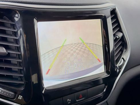 Used 2019 Jeep Cherokee Limited image 17