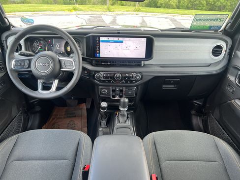 Used 2025 Jeep Wrangler Unlimited Sahara w/ Safety Group AWD/4WD image 16