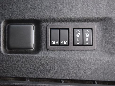 Used 2024 GMC Yukon XL Denali AWD/4WD image 27