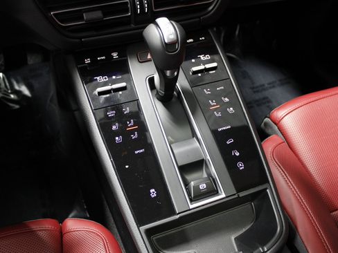 Certified 2025 Porsche Macan image 32