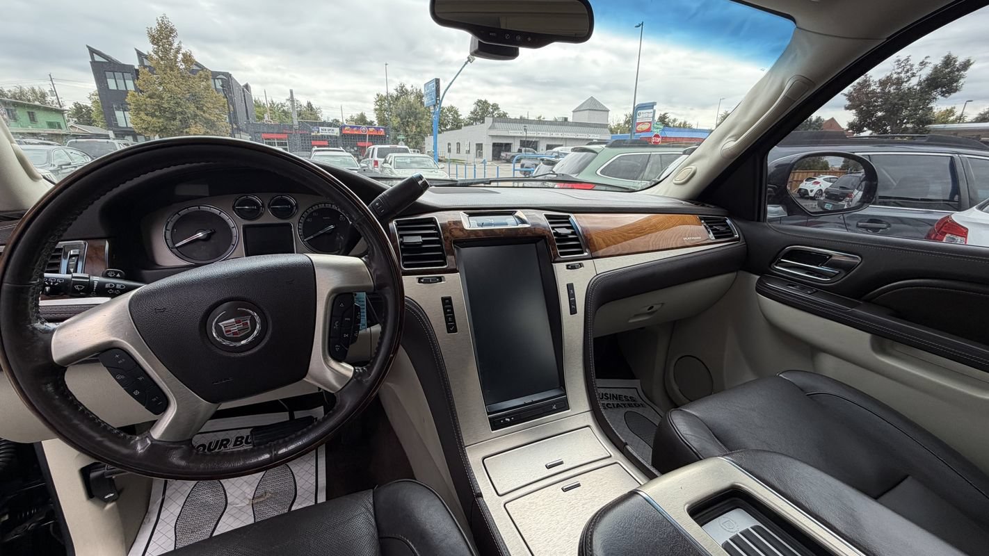 Used 2011 Cadillac Escalade ESV Platinum AWD/4WD image 9
