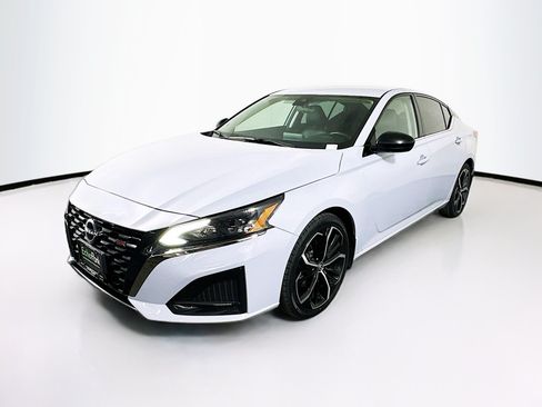 Used 2024 Nissan Altima 2.5 SR FWD image 3