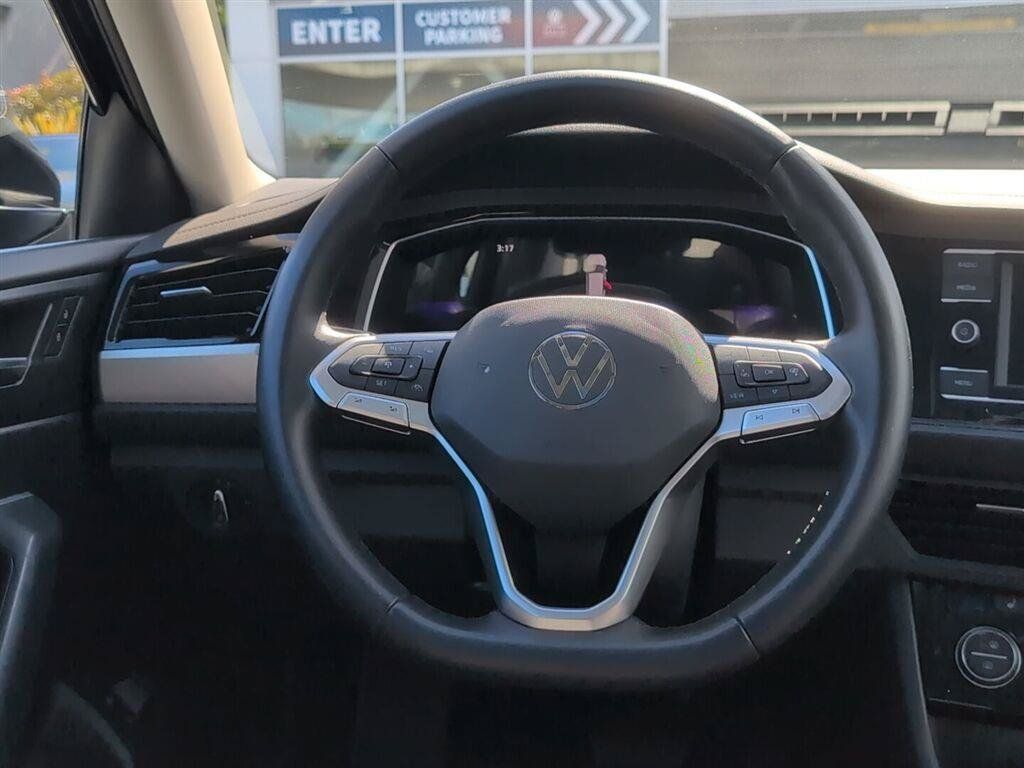 Used 2023 Volkswagen Jetta SE w/ Panoramic Sunroof Package FWD image 9