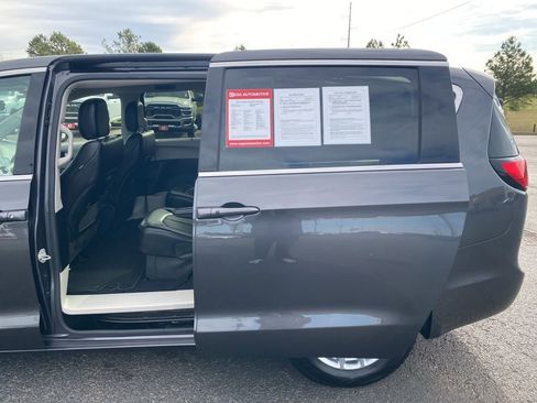 Used 2023 Chrysler Pacifica Touring-L image 31