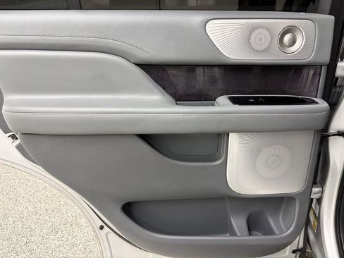 Used 2019 Lincoln Navigator Reserve image 38