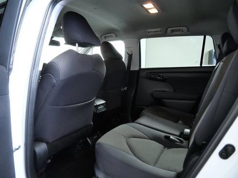 Used 2024 Toyota Highlander LE AWD/4WD image 13