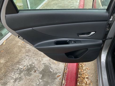 Used 2025 Hyundai Elantra SEL image 17