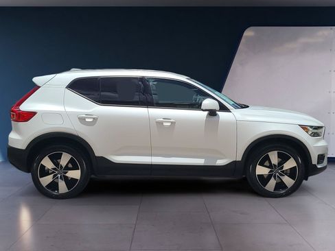 Used 2021 Volvo XC40 T4 Momentum w/ Premium Package FWD image 6