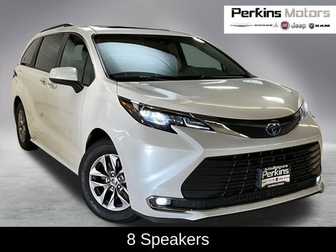 Used 2024 Toyota Sienna XLE image 1