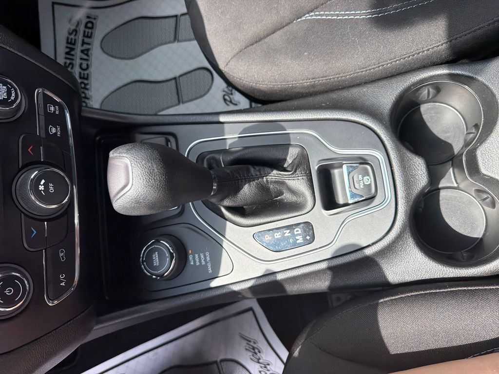 Used 2019 Jeep Cherokee Latitude w/ Popular Appearance Group AWD/4WD image 22