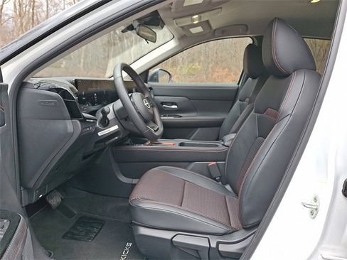 Used 2025 Nissan Kicks SR image 3