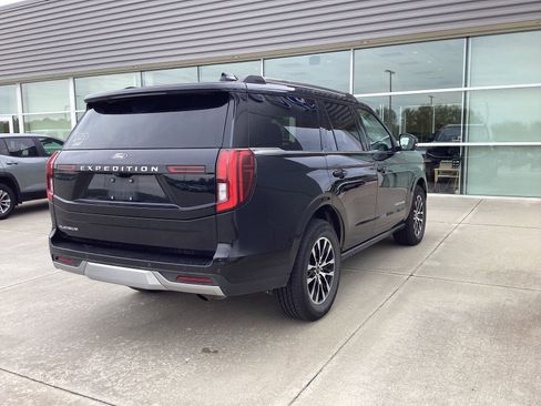 Used 2025 Ford Expedition Platinum AWD/4WD image 3
