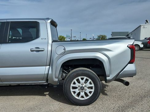 Used 2024 Toyota Tacoma SR5 AWD/4WD image 9