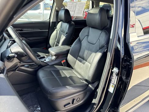 Used 2024 Kia Telluride EX w/ EX Captain's Chair Package AWD/4WD image 11