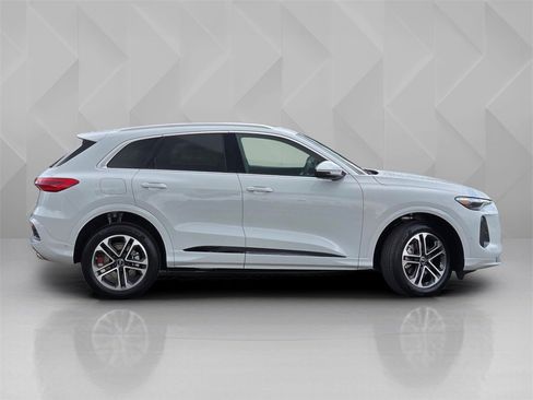 Used 2025 Audi Q5 Premium Plus w/ Premium Plus image 4