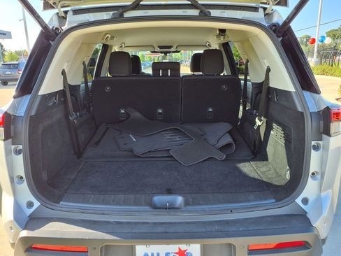 Used 2025 Nissan Pathfinder SV FWD image 11