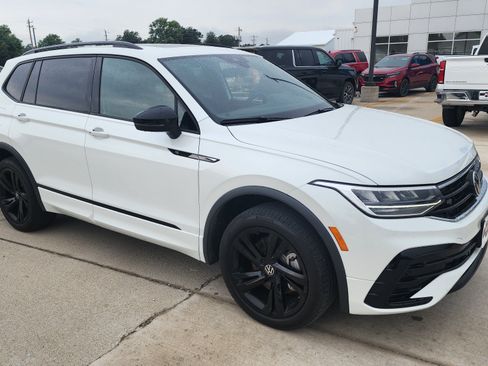 Used 2024 Volkswagen Tiguan SE R-Line AWD/4WD image 3