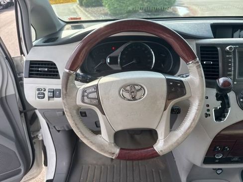 Used 2013 Toyota Sienna Limited w/ Premium Pkg FWD image 17