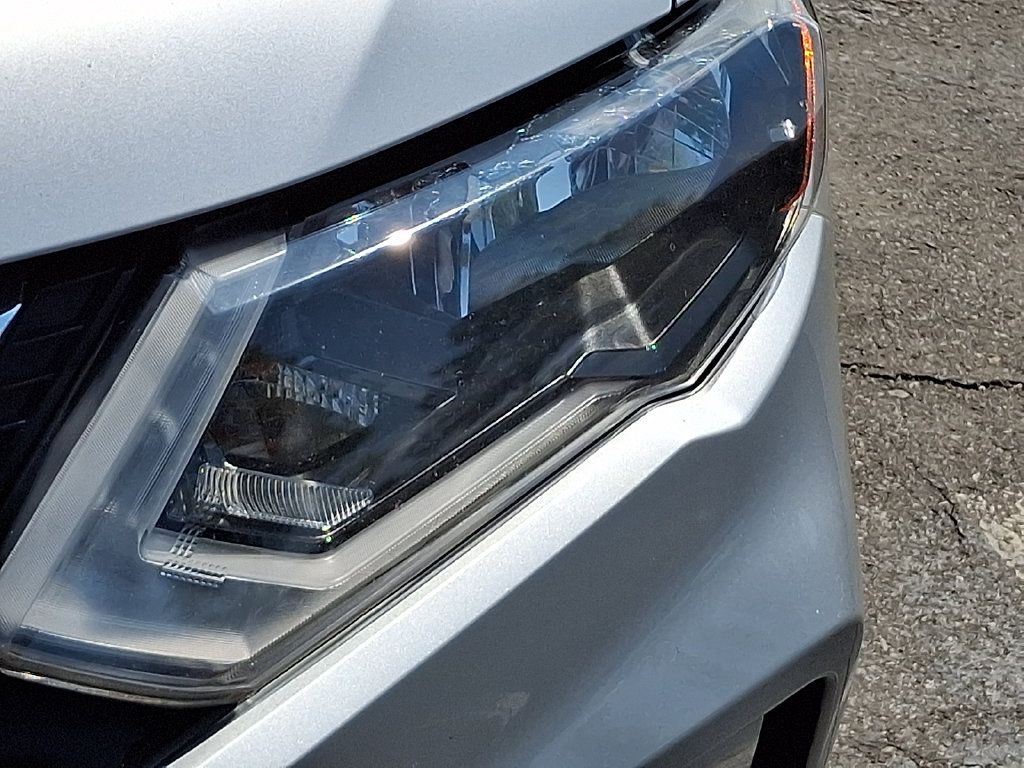 Used 2018 Nissan Rogue SV w/ Premium Package FWD image 5