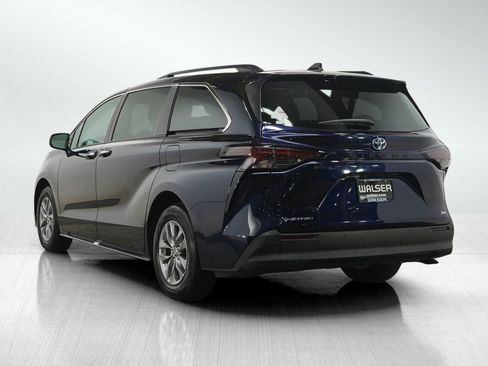 Used 2025 Toyota Sienna XLE AWD/4WD image 3