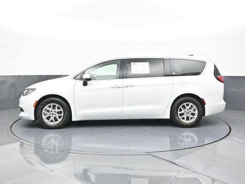 Used 2022 Chrysler Voyager LX FWD image 8