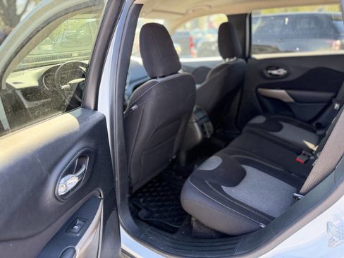 Used 2017 Jeep Cherokee Sport image 19