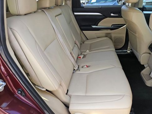 Used 2019 Toyota Highlander XLE FWD image 21